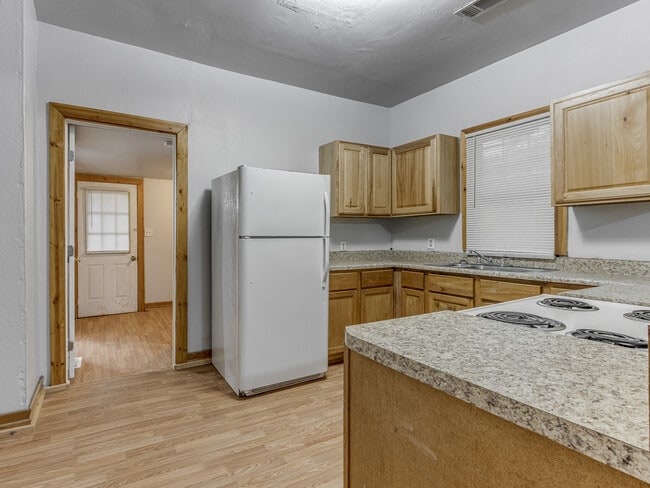 Building Photo - 1320 S Jensen Ave