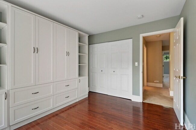 Building Photo - 128 Pembroke Cir