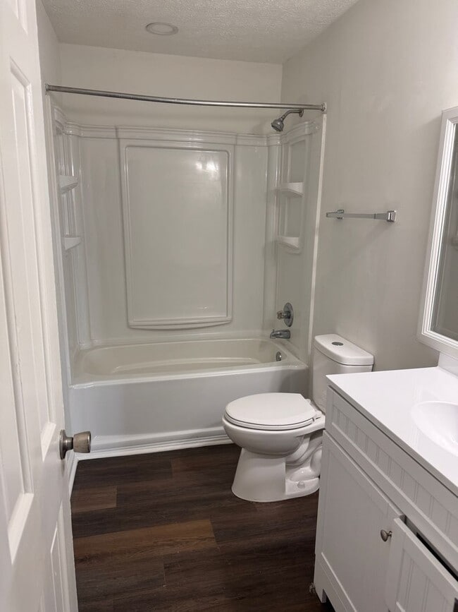 Building Photo - 3 Bedroom || 1.5 Bathroom Townhome