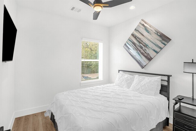 Building Photo - 4321 McKinley St