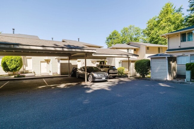 Building Photo - Desireable End Unit, Bremerton Triplex - A...
