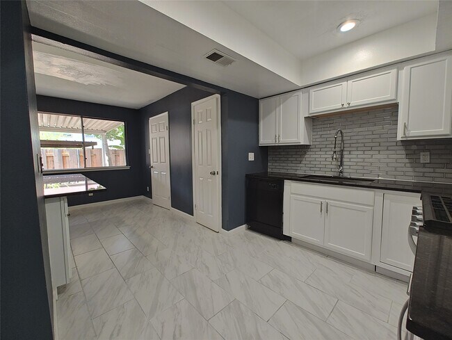 Building Photo - 2252 Shadowdale Dr