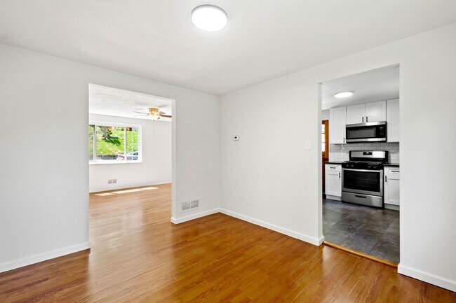 Building Photo - AVAILABLE SEPT 1ST!! GORGEOUS 3 BEDROOM IN...