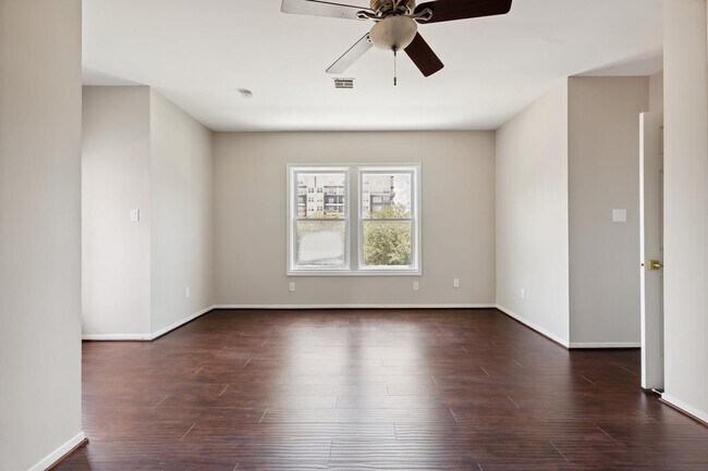 Building Photo - 601 Sandman St
