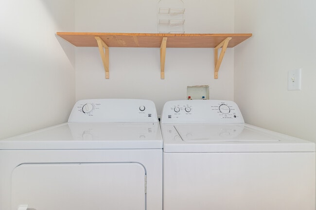 Building Photo - 520 Lincoln Station Dr