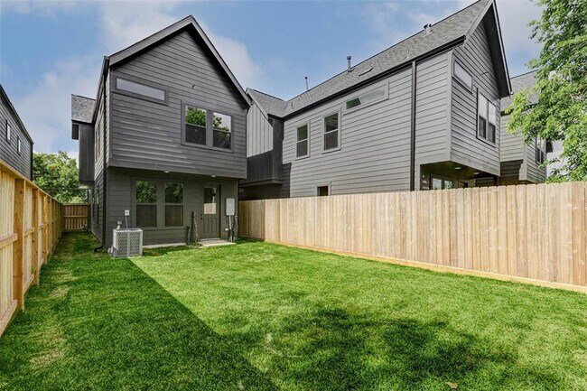 Building Photo - 8022 Sunbury St