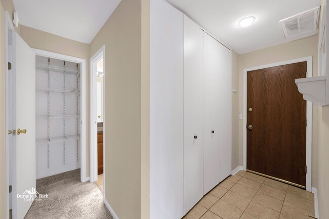 Building Photo - One Bed One Bath Four Lakes
