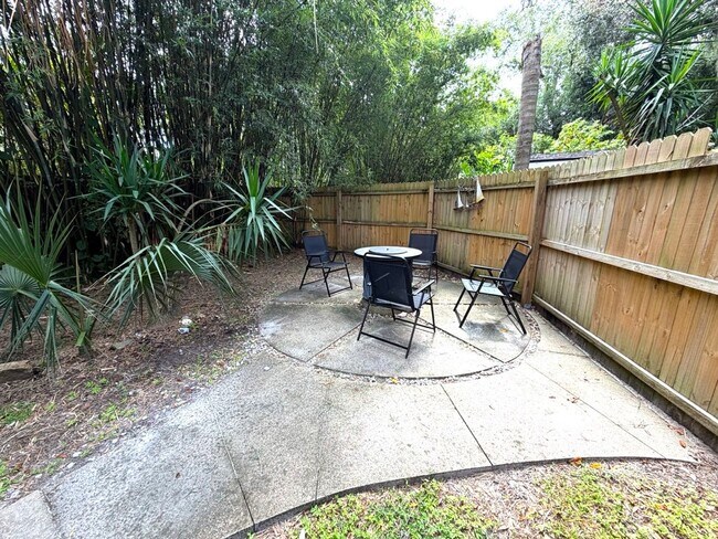 Building Photo - Available fully furnished or unfurnished, this beautifully renovated 3-bedroom, 1.5-bathroom home...