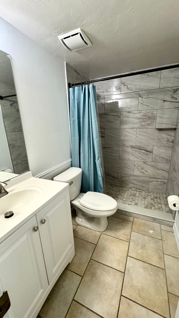 Building Photo - Move In Ready Condo in Woodside Villas