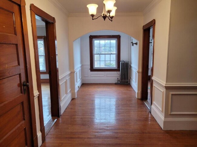 Building Photo - 2060 Elm St