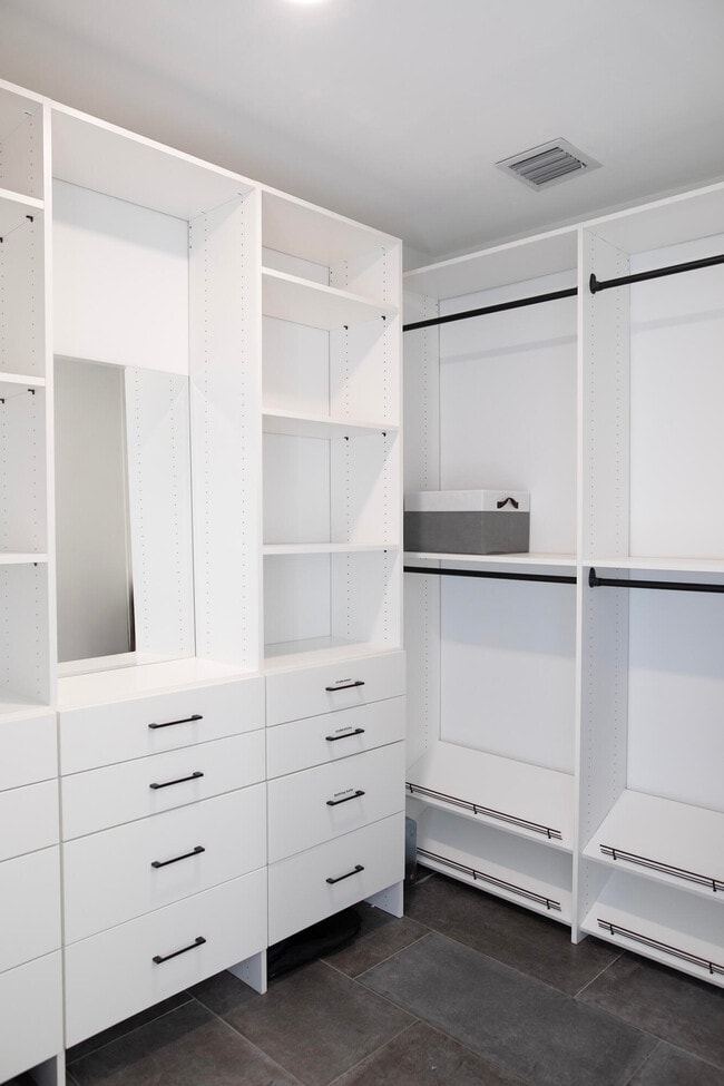 Building Photo - 634 SE 3rd Ave