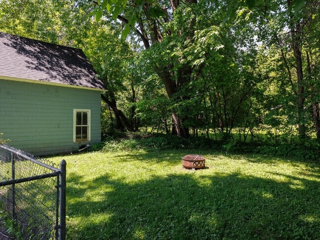 Building Photo - Charming and spacious 4-bedroom, 2 full bath home located in the City of Watertown.