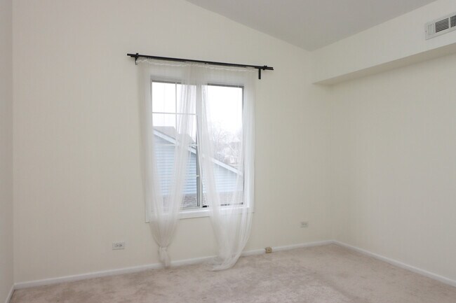 Building Photo - 1735 Chesapeake Ln