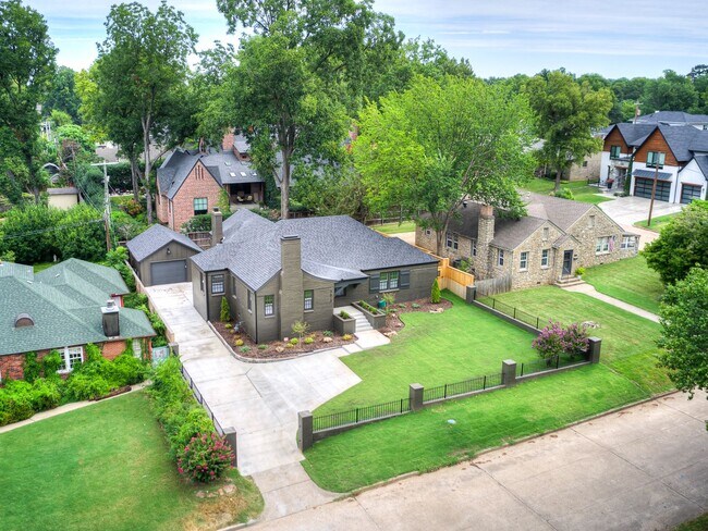 Building Photo - Luxury Living in the Heart of Tulsa