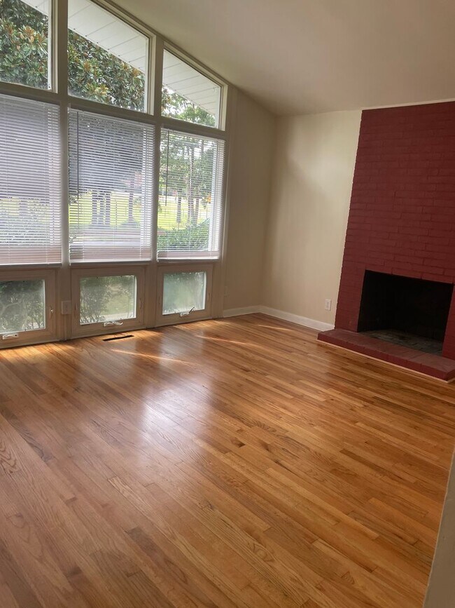 Building Photo - Adorable 3 Bedroom with Updates