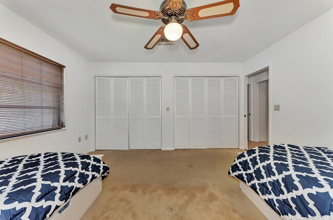 Building Photo - BEAUTIFUL 2 BEDROOM 2 BATHROOM + A DEN VILLA WITH GORGEOUS LAKE VIEWS!