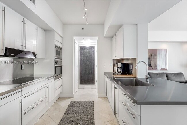 Building Photo - 1000 South Pointe Dr