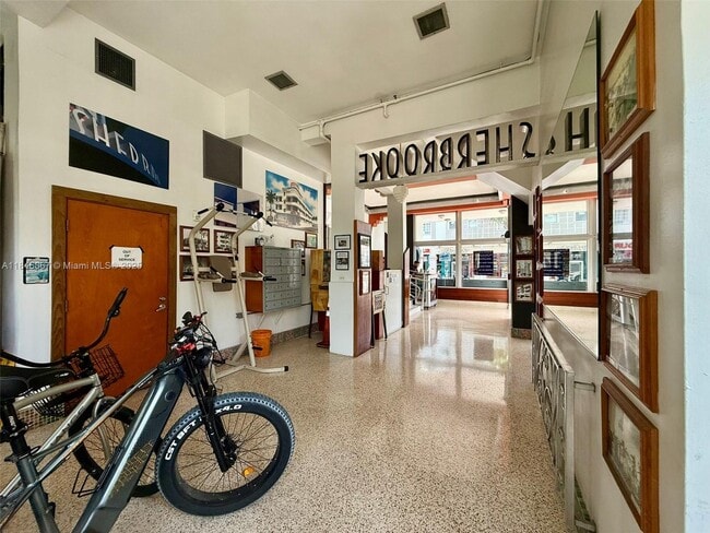 Building Photo - 901 Collins Ave