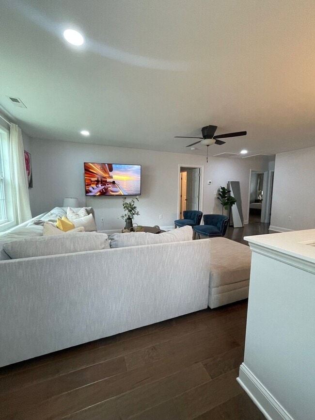 Building Photo - Beautifully Furnished 4-Bedroom Home with ...