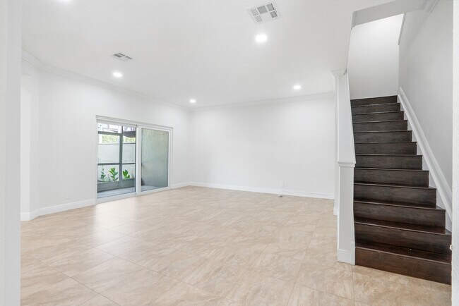 Building Photo - 5611 NW 118th Dr