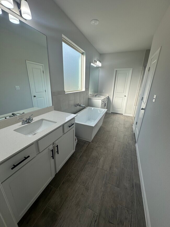 Building Photo - 316 Greenway Dr