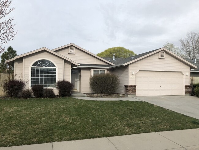 Primary Photo - 3 Bed/2 bath...Newer Carpet and Flooring.....