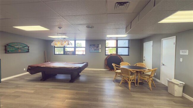 Building Photo - 1401 N Riverside Dr