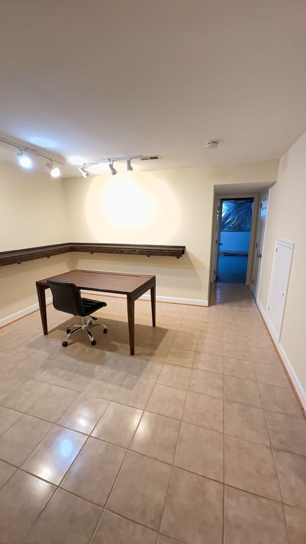 Building Photo - Two Primary Suite, Three Level Townhouse in the Pinecrest Community