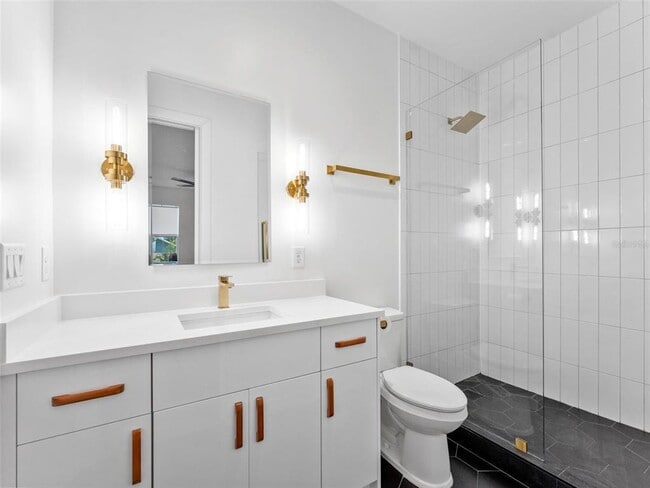 Building Photo - 102 W Adalee St