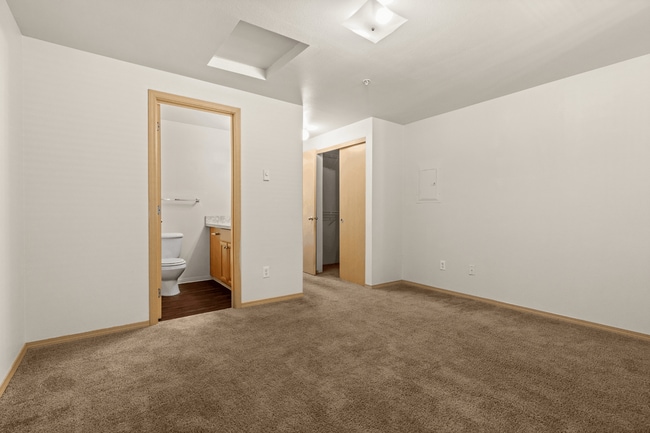 Bedroom + Ensuite l 2x2 Standard l Villas at Lawrence Apartments - Villas at Lawrence