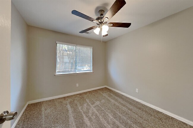 Building Photo - 4926 Linden Pl