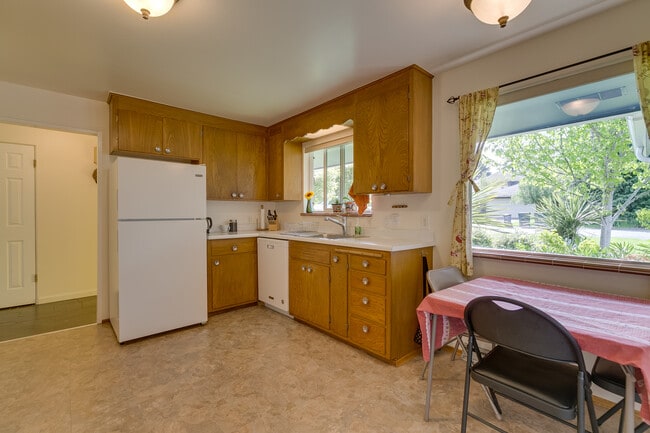Building Photo - Mercer Island Rambler Available 2/1!