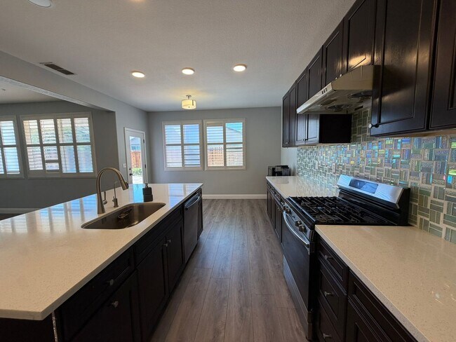 Building Photo - AVAILABLE NOW! LEASE TODAY! 4 Bedroom 3 Bath Elk Grove Home with Bonus Room!
