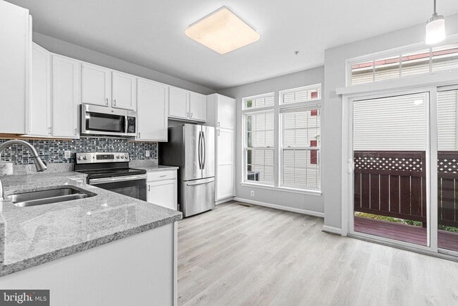 Building Photo - 2752 Manhattan Pl