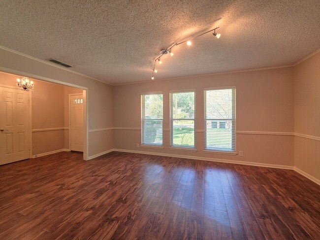 Building Photo - 1404 Woodbridge Dr