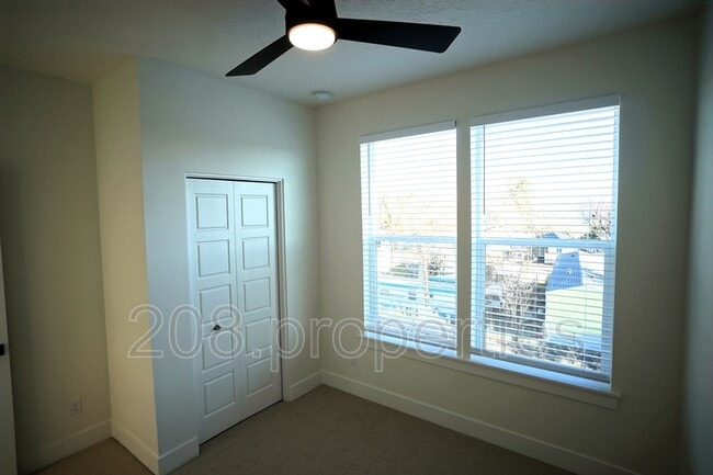 Building Photo - 525 E Violets Cv Ln