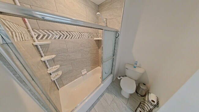 Building Photo - "3-Bed Oasis with 2.5 Baths and 1,884 Sq Ft of Comfort in Clinton Township!"