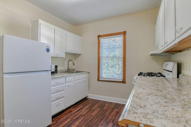 Building Photo - 705 7th Ave