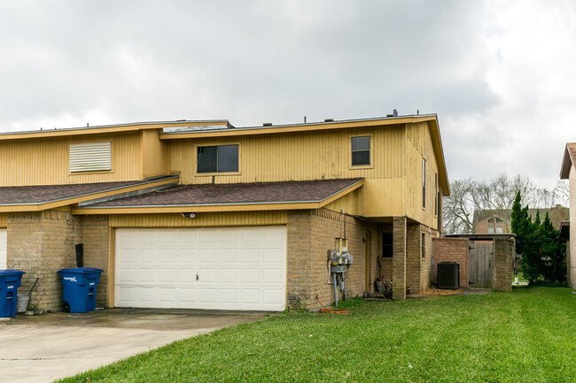 Building Photo - Two-story - 2 bedroom/ 2.5 bath townhome -...