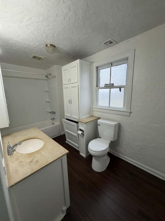 Building Photo - 803 E 3rd St