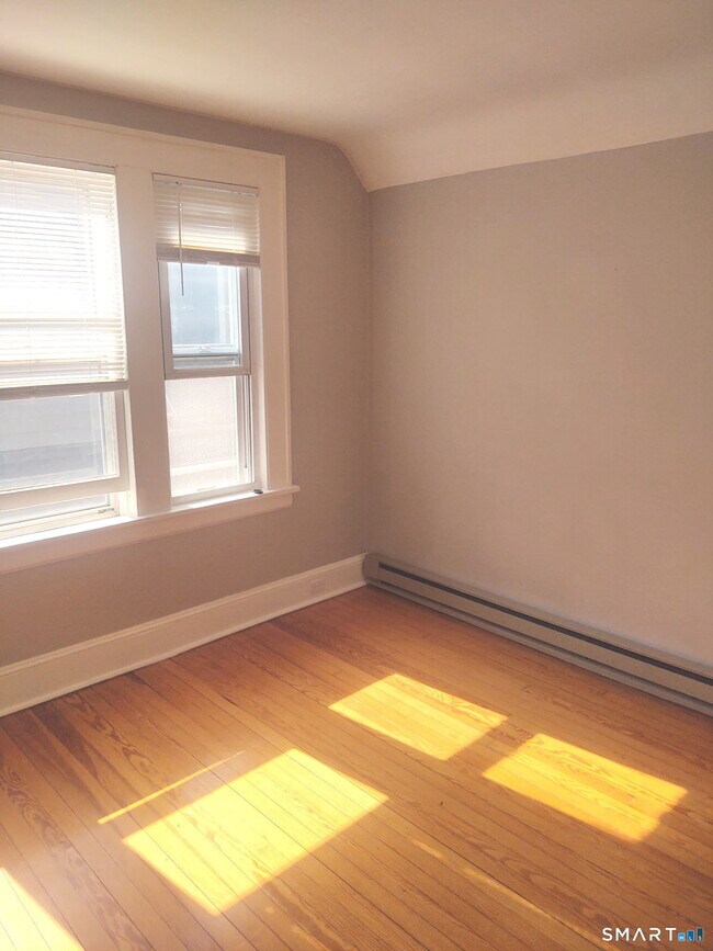 Building Photo - 158 Scofield Ave