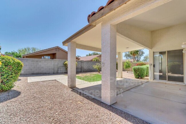 Building Photo - 2401 E Derringer Way