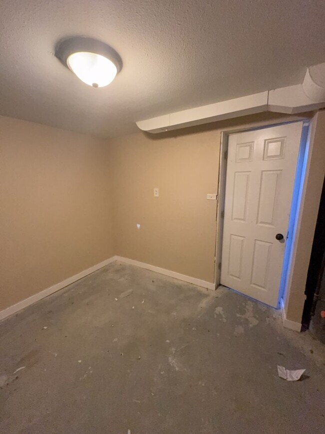 Building Photo - Beautifully Updated 3 Bedroom 2 Bath Home ...