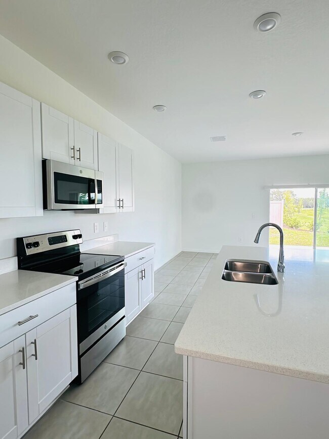 Building Photo - 2287 Portrait St