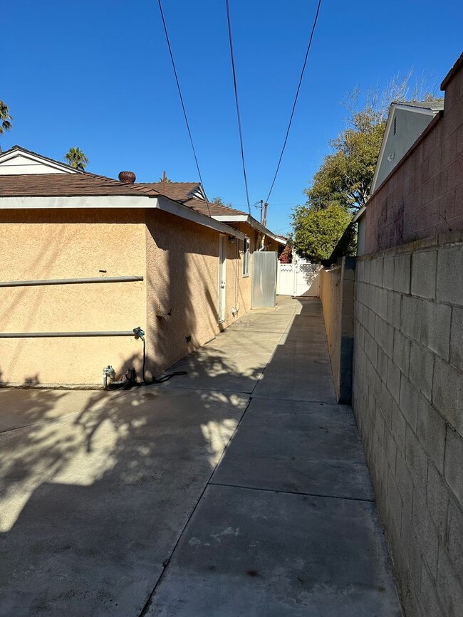 Building Photo - CORNER LOT 3 BEDROOM/ 1 BATH HOUSE IN REDO...