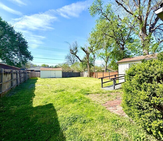 Building Photo - Cute 2BD 1.5BA Craftsmen w/ Bonus Room and Closet in Historic Putnam Heights!!