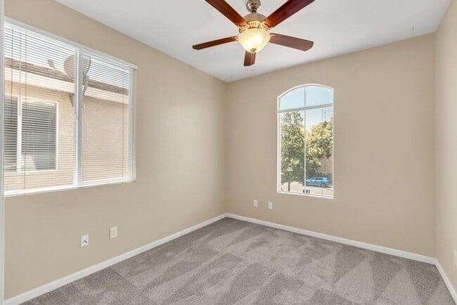 Building Photo - Beautiful 3 bed 2.5 bath in Natomas!