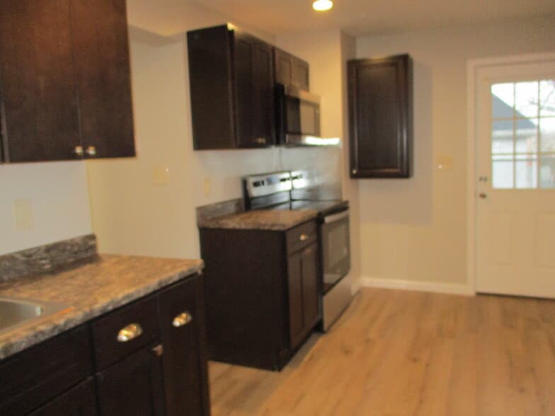 Kitchen - 461 Broadway St