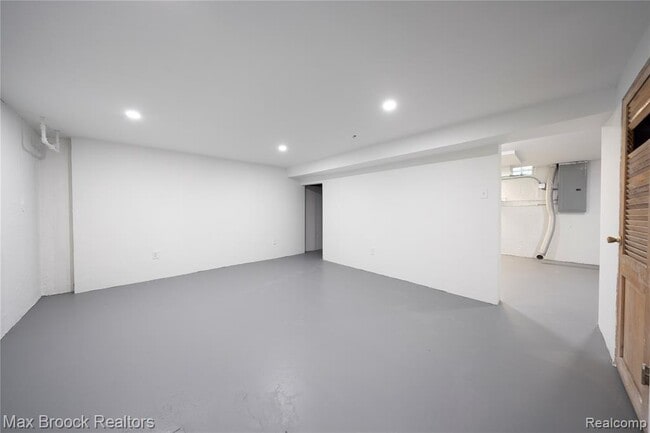 Building Photo - 6695 Lahser Rd