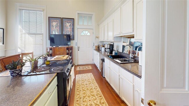 Building Photo - 648 Clayton St